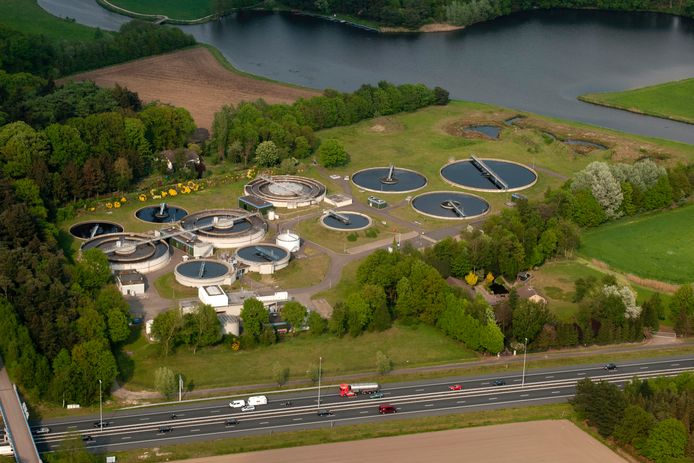 De rioolwaterzuiveringsinstallaties van waterschap De Dommel. Op het groene stuk grond tussen de A2 en de rwzi komen de 500 zonnepanelen.