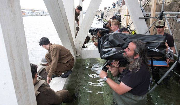 Hoyte Hoytema en Christopher Nolan aan het werk op de set van Dunkirk. Foto Melinda Sue Gordon