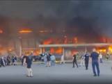 Vlammen slaan uit Oekraïens winkelcentrum na raketaanval