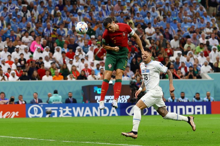 Cristiano Ronaldo kopt maar mist de bal. Bruno Fernandes gaat de boeken in als doelpuntenmaker tegen Uruguay: zijn voorzet draait in het doel. In de blessuretijd zou hij nog een strafschop benutten. Beeld REUTERS