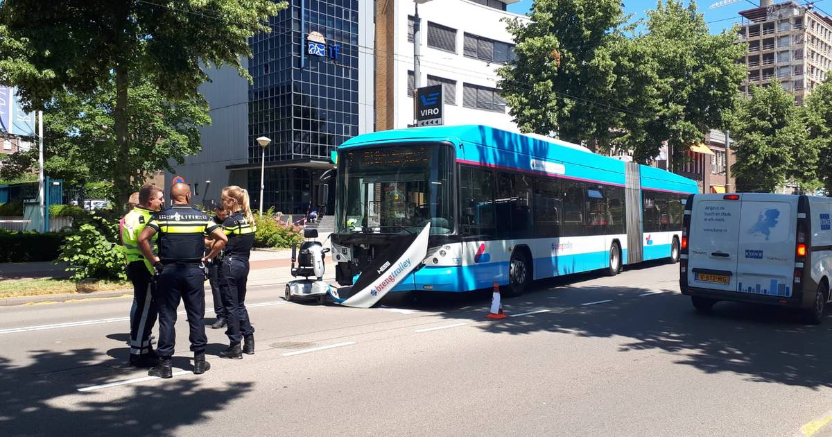 ‘Ernstige aanrijding’ trolleybus en scootmobiel in Arnhem.