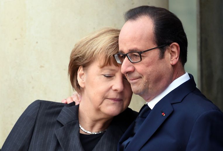 Merkel en Hollande zoeken troost bij elkaar voorafgaand aan de Republikeinse Mars door Parijs na de aanslagen in januari, onder meer op Charlie Hebdo. Beeld AFP