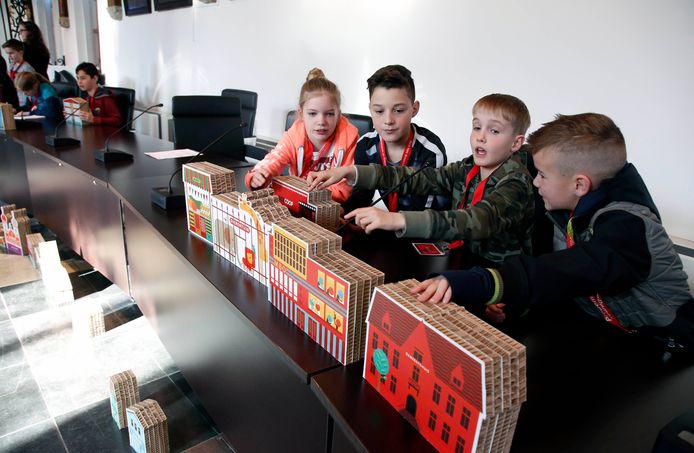 Waar moet de brandweerkazerne, waar de universiteit? Kinderen bouwden als raadslid een stad in het Belfort.