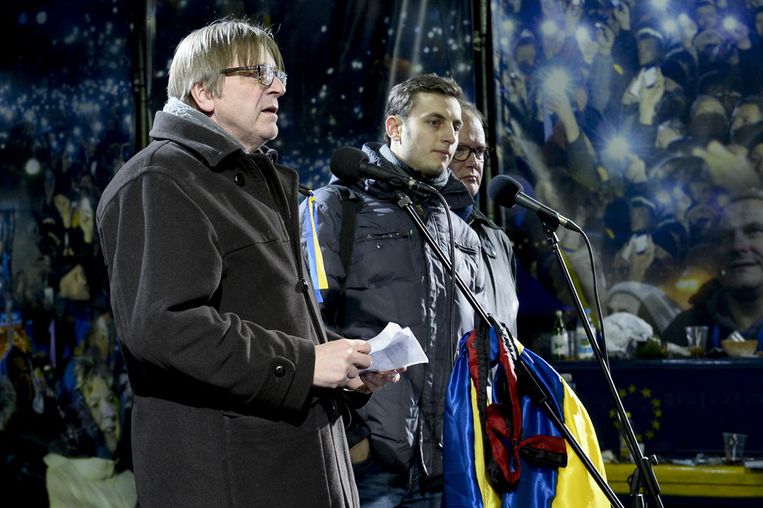 Guy Verhofstadt tijdens een bezoek van EU-diplomaten aan Oekraïne, in 2014. Anatol Lieven: ‘Door ons met de achtertuin te gaan bemoeien, maakt Europa het alleen maar erger.’ Beeld belga