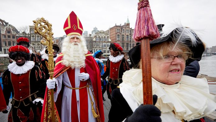 Sinterklaas en zijn gevolg van witte, zwarte en roetveegpieten.