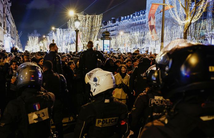 Polizia all'Arco di Trionfo.