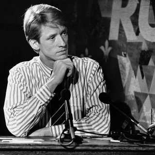 A striped shirt and bold questions were all talk show host Jan Lenferink (1945-2026) needed