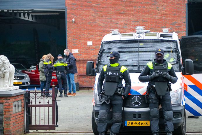 Inval bij Autobedrijf van Harten aan de Sleutelbloemstraat in Apeldoorn. Er zijn twee verdachten aangehouden.