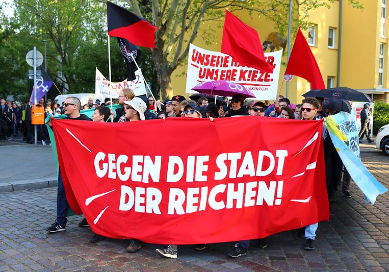 Berlijners demonstreren tegen de stijgende huurprijzen in de stad op 30 april, in aanloop naar de traditionele 1 mei-demonstraties.  Beeld REUTERS