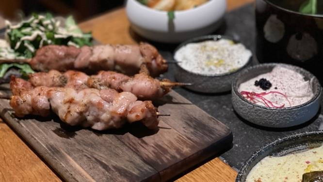 RESTOTIP. Tzikis serveert de authentieke Griekse keuken: “Elke gang kietelt je smaakpapillen” 