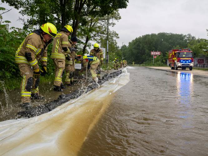 Hevige regenval en kans op overstromingen in Duitsland en Oostenrijk: snelwegen afgesloten en eerste mensen geëvacueerd met helikopters