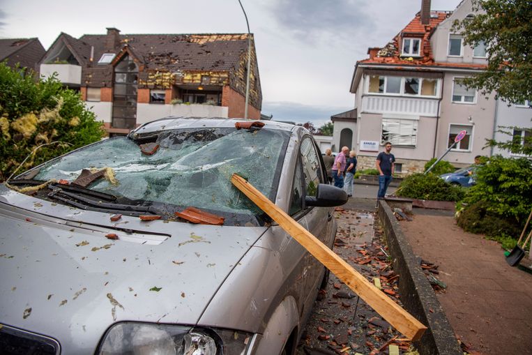 Een auto ligt in puin na de tornado in Paderborn, Duitsland. Beeld Lino Mirgeler / AP