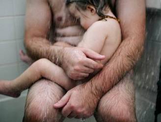 Foto van vader en zoon in de douche is sterk statement