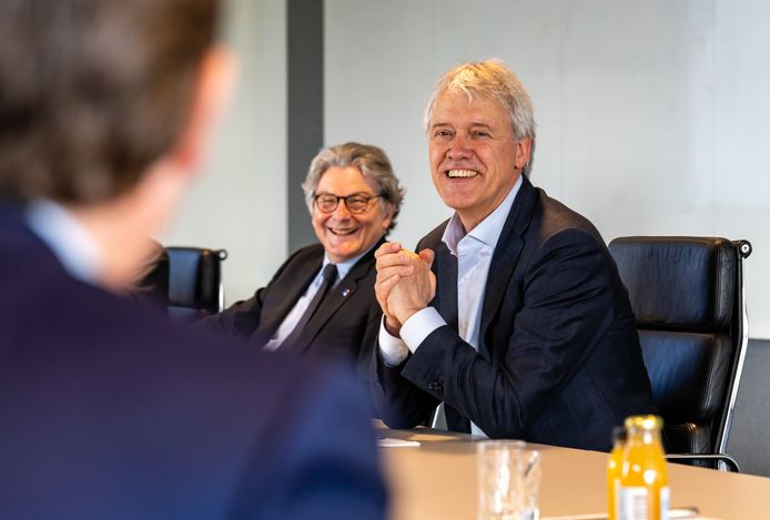 Peter Wennink in mei tijdens het bezoek van Eurocommissaris Thierry Breton (links) aan ASML.