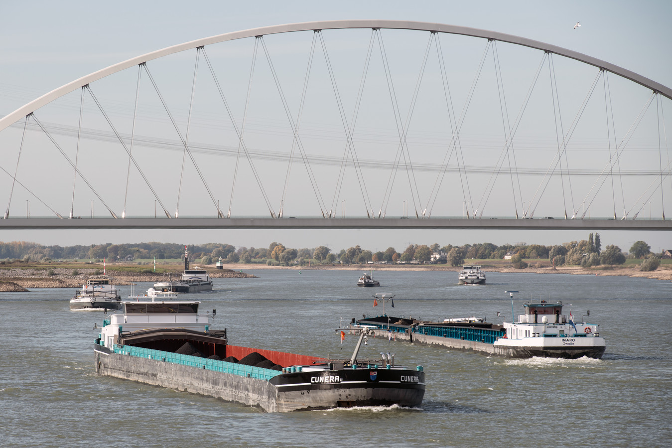 Elektrische schepen kunnen straks accu opladen langs de Waal bij Nijmegen Foto AD.nl