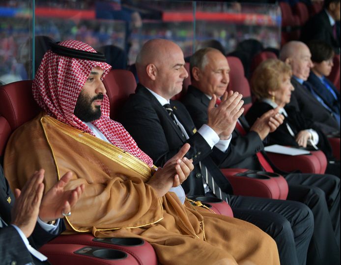 Bin Salman tijdens het WK van 2018 met naast hem FIFA-baas  Gianni Infantino en de Russische president Vladimir Poetin.