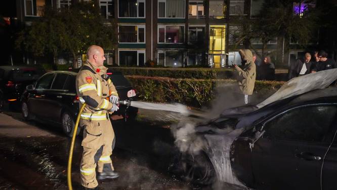 Opnieuw auto opgeslokt door vlammen in Arnhem-Zuid