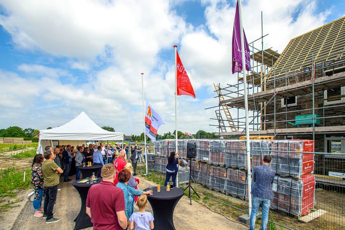 Vlaggen in top bij het bereiken van het hoogste punt van nieuwbouwwijk Hofstede in Rucphen. Foto uit juli 2021.