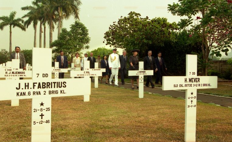 De koninklijke familie bracht in 1995 ook een bezoek aan Nederlandse oorlogsgraven. Beeld Hollandse Hoogte / Bert Verhoeff