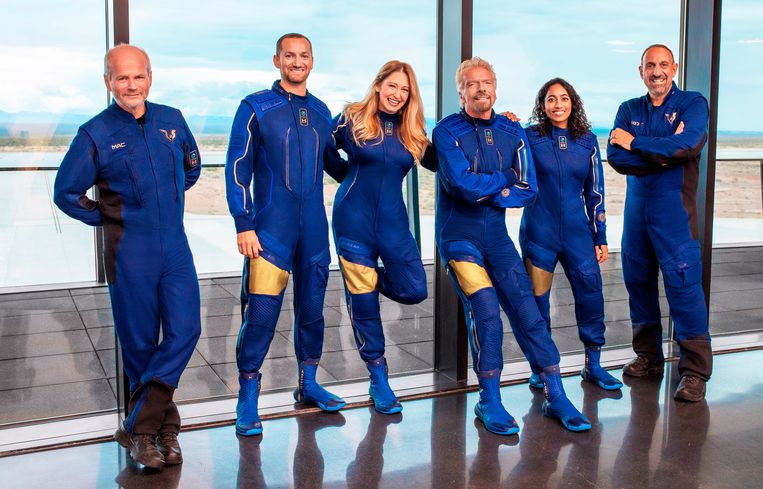 Richard Branson, derde van rechts, en de crew die met hem meevliegt. Beeld AP