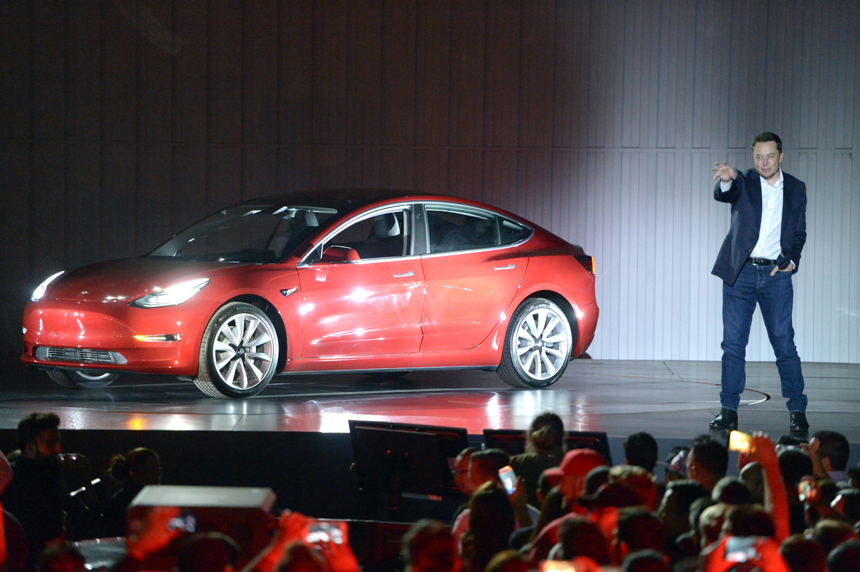 Tesla-CEO Elon Musk arrives at the presentation of the first more reasonable Tesla vehicle Model 3 in Fremont, US, 28 July 2017. Tesla plans on making the Model 3 also completely automotive in the course of time. Photo: Andrej Sokolow/dpa Photo via Newscom Beeld Hollandse Hoogte / dpa Picture-Alliance GmbH