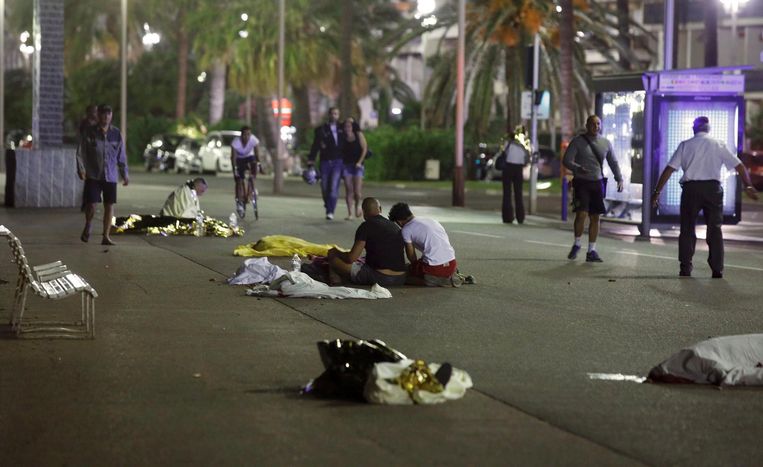 Slachtoffers op de Promenade des Anglais. Beeld Reuters