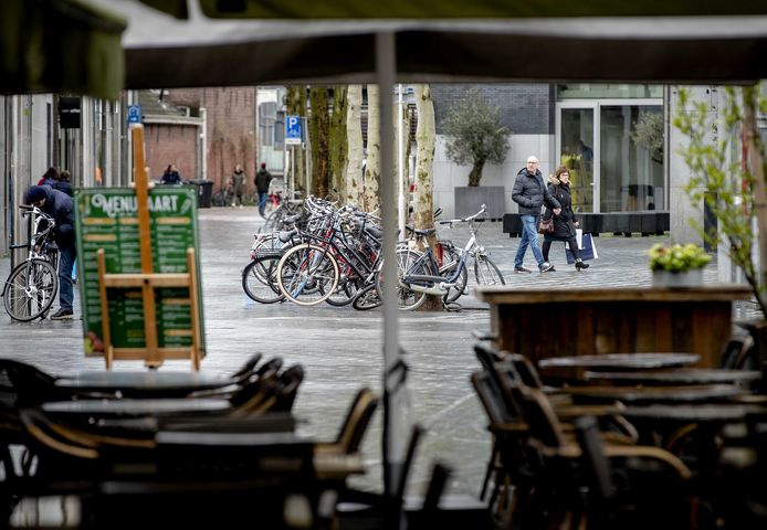 Lege terrassen in een winkelstraat in het centrum van Tilburg.