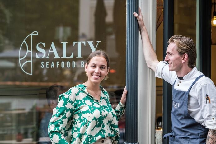 Ayşen Bilal (l) en Nino Willems van Salty Seafood Bar, die eveneens een plekje in de lijst hebben.