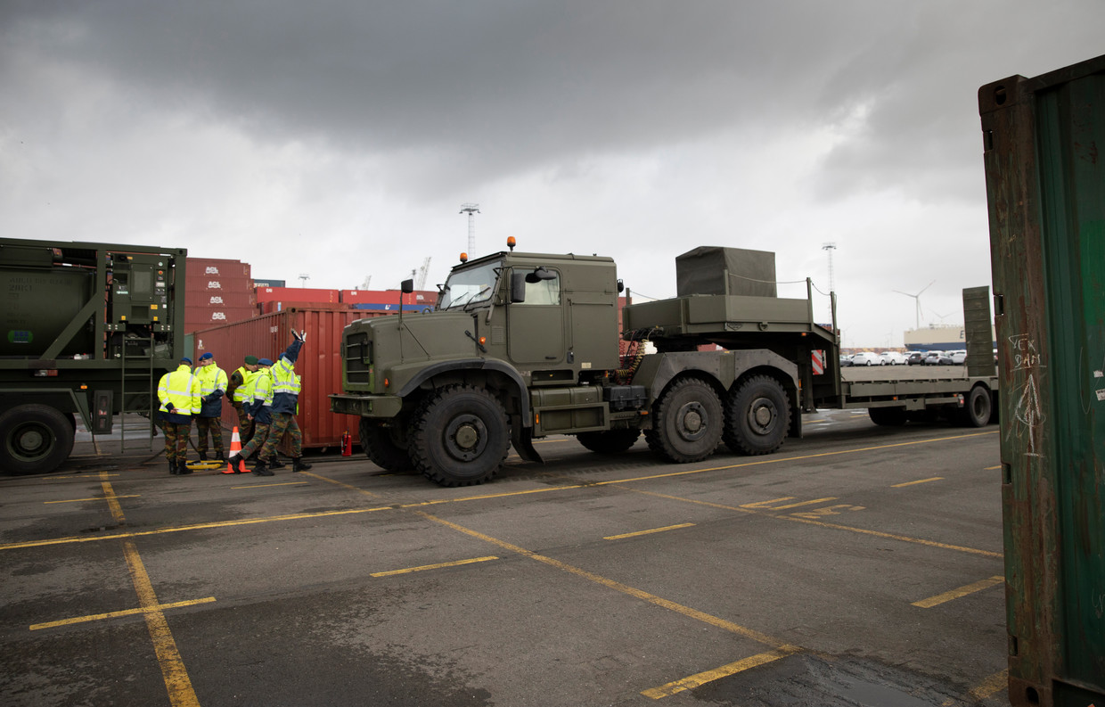 (Archiefbeeld ter illustratie) Legertrucks bij aankomst in de Antwerpse haven tijdens een militaire oefening in 2020. Beeld AP