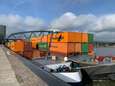Reuzenschip neemt lading van 650 trucks in één keer mee over de Waal: een rij van 9 kilometer vrachtwagens 