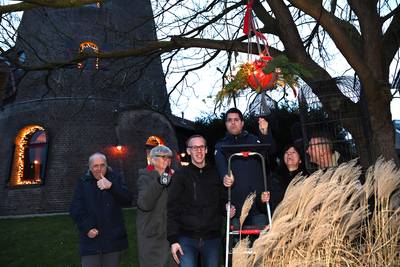 Verstandelijk beperkten maken kerstverlichting voor de Geren in Gilze