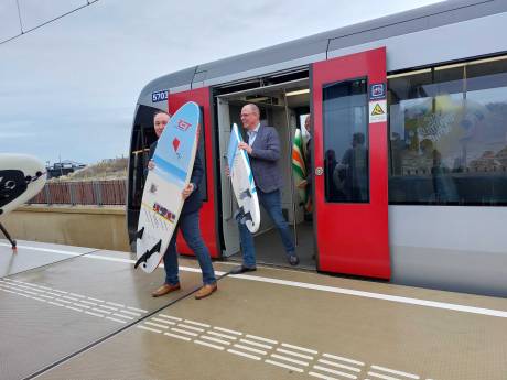 Eindelijk rijdt-ie! Eerste passagiers komen per metro aan op nieuw station Hoek van Holland Strand
