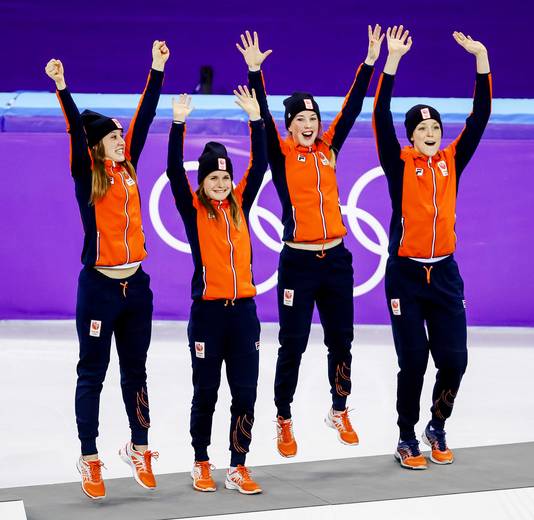Suzanne Schulting, Yara van Kerkhof, Lara van Ruijven en Jorien ter Mors (vlnr) tijdens de podiumceremonie.