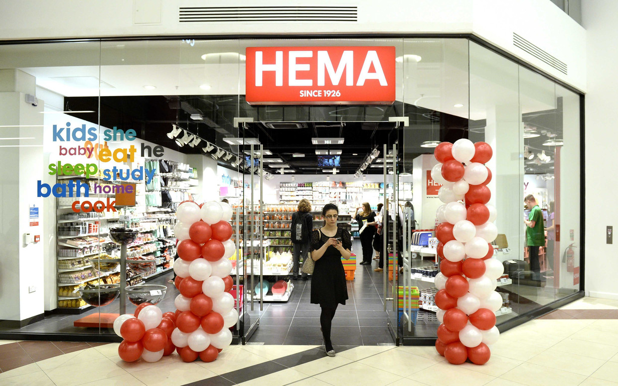 Een klant loopt uit de deuren van de eerste vestiging van HEMA in Londen die dit jaar opende te Victoria Place. Beeld EPA
