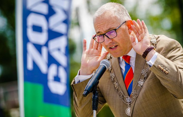 Het pleidooi van de Rotterdamse burgemeester Ahmed Aboutaleb om nog eens onderzoek te doen naar het nut van een mondkapjesplicht, oogst hoon en bijval.