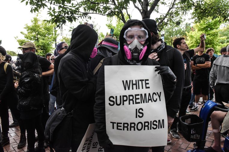 Aanhangers van Antifa protesteren tegen witte overheersing, bij een bijeenkomst van de alt-right beweging. Beeld Getty Images