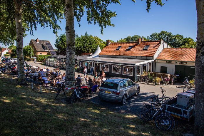 Op een zomerse zondag is het terras van Café de Griete niet groot genoeg. Dus pikken klanten nog een perceeltje tegenover het etablissement in om hun dorst te laven.