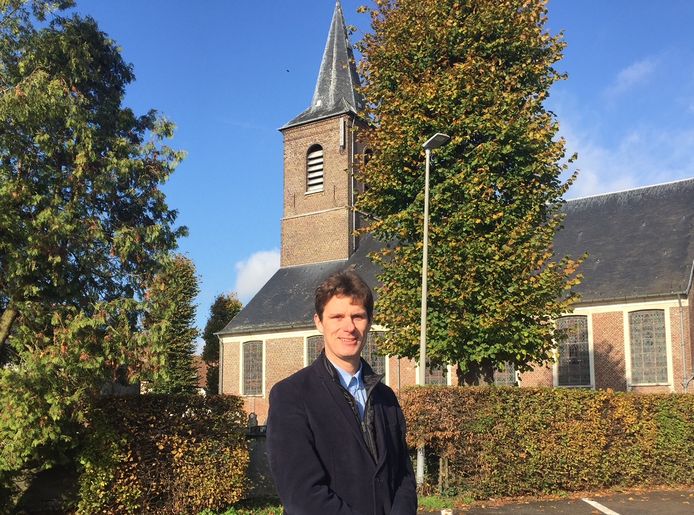 Kristof Agache bij de kerk van Zevergem.