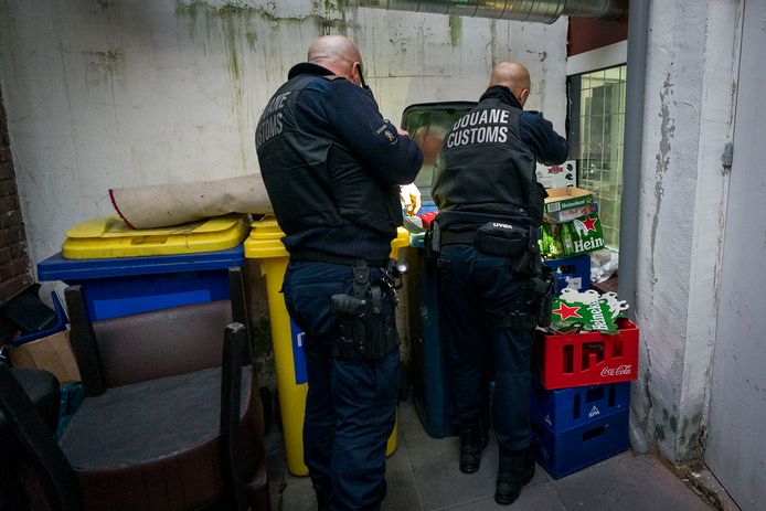 Integrale handhavingsacties van gemeente, politie en tal van andere partners zijn onderdeel van de aanpak in actiegebieden om de leefbaarheid te verbeteren; hier onderzoekt de douane een pand in het gebied rondom het Kaapseplein.