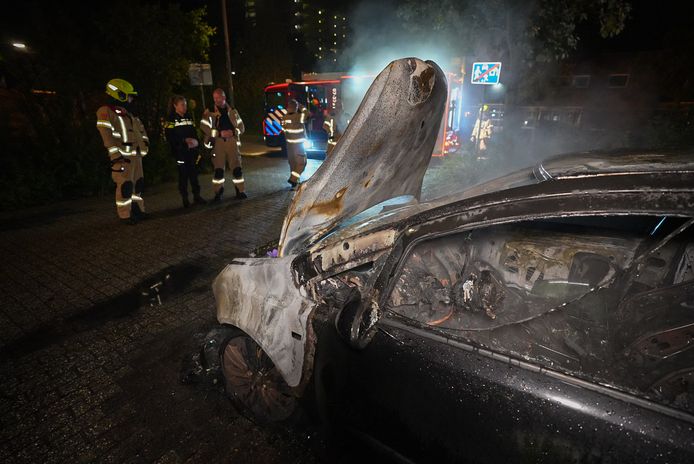 De auto aan de Pettenstraat is volledig uitgebrand.