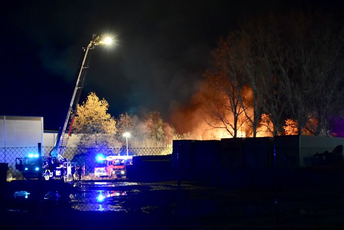 De hevige brand bij het bedrijf Staelens Recup in Ieper ging gepaard met een grote rookontwikkeling.