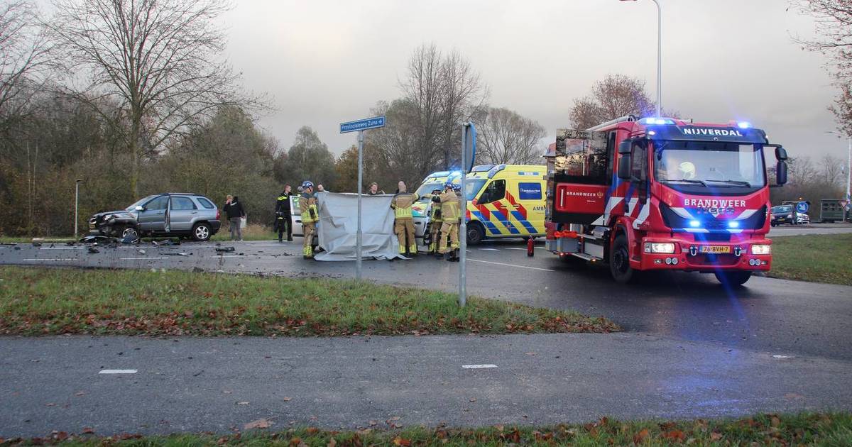 Gewonde bij aanrijding in Zuna, weg bezaaid met brokstukken.