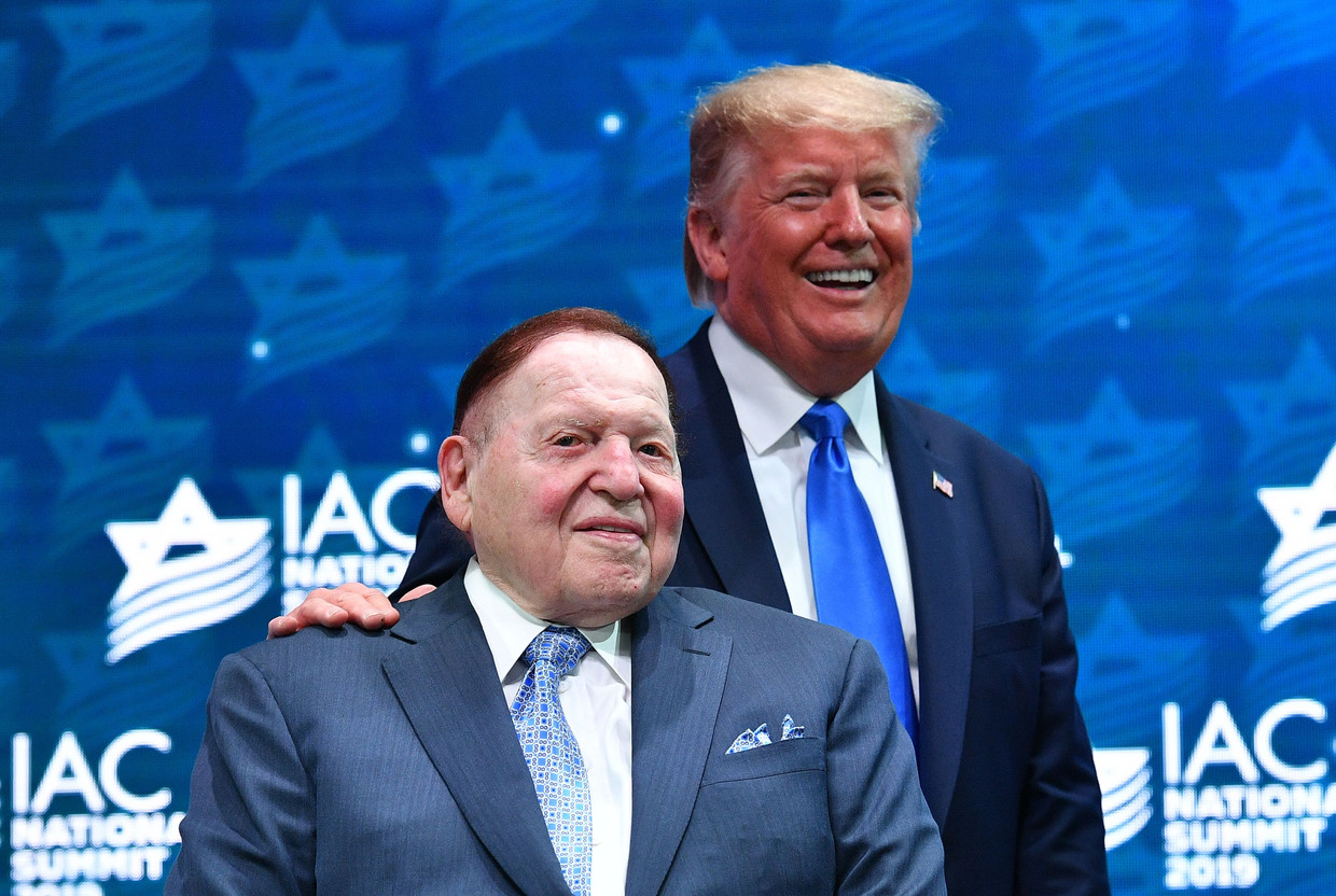 Donald Trump naast Sheldon Adelson in 2019. Beeld AFP