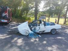 Inzittenden van auto zwaargewond na botsing met vrachtwagen in Haaksbergen