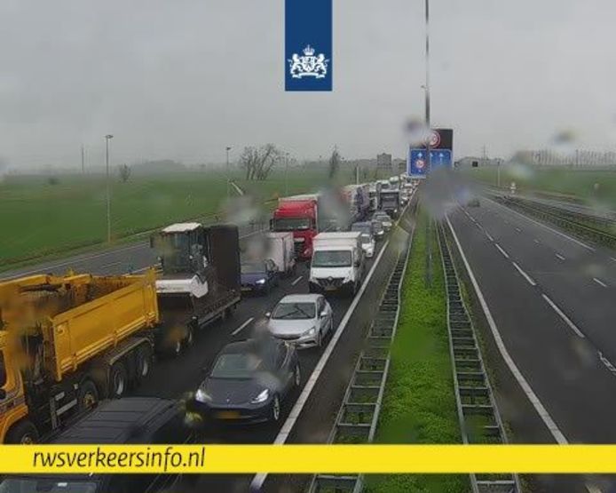 Flinke vertraging op de A27 richting Breda. De weg was dicht bij de Merwedebrug door een ongeluk.