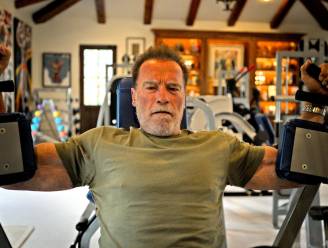 Arnold Schwarzenegger doet bodybuildersposes enkel nog in de badkamer: “Soms doet het me huilen”