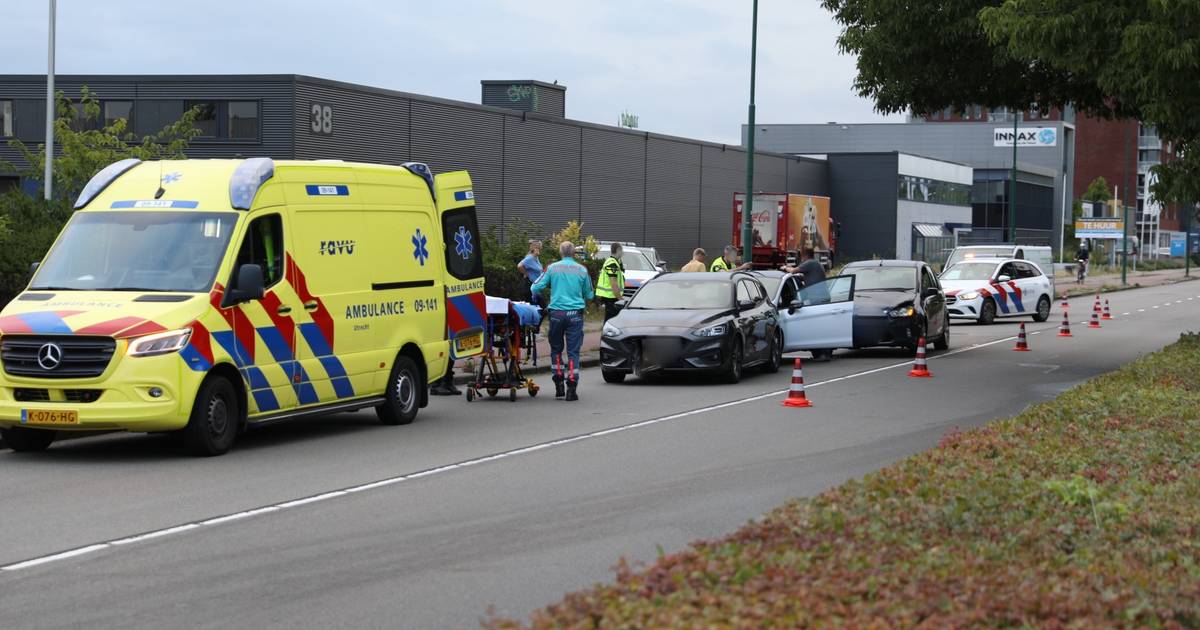 Twee vrouwen gewond bij kettingbotsing met drie autos op Industrielaan.