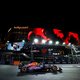 Max Verstappen scheurt door Las Vegas, dat door vliegende putdeksels een gênante start beleeft