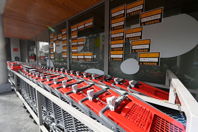 Foto di lavoro presso l'impianto di imbottigliamento del vino Delhaize a Kobbegem (Asse) venerdì.