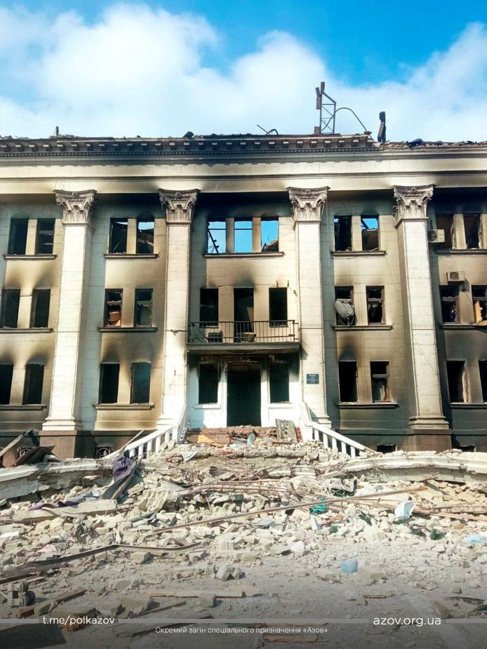 Il teatro distrutto da una bomba.